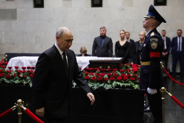 Russia Former Defence Minister Ivanov Death 9197744 30.06.2026 Russian President Vladimir Putin attends a farewell ceremony for former Russian DefenÑe Minister Sergei Ivanov, who died at the age of 73 on June 26, at the Central Clinical Hospital in Moscow, Russia. Gavriil Grigorov Sputnik Moscow Russia  Copyright: xGavriilxGrigorovx
