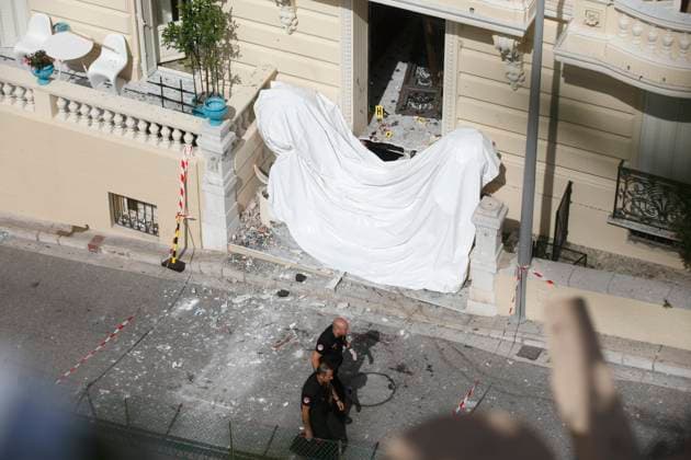 Explosion ofof criminal origin in Monaco PHOTOPQR NICE MATIN OTTONELLO Jean Francois Monaco June 30, 2026 ATTACK EXPLOSION MONACO A bomb planted in the lobby of a building in Monaco injured three people, including a Ukrainian oligarch, on Monday, June 29, 2026. A suspect is still being actively sought in the aftermath of the incident. MONACO EXPLOSION Three people were injured—two seriously—in Monaco on Monday evening following an explosion in a residential building near the French border. Authorities are pointing to a possible malicious act. Monaco, France  Copyright: xPHOTOPQR NICExMATIN MAXPPPxOTTONELLOxJean-Francoisx 20260630NIM5313 20260630NIM5369