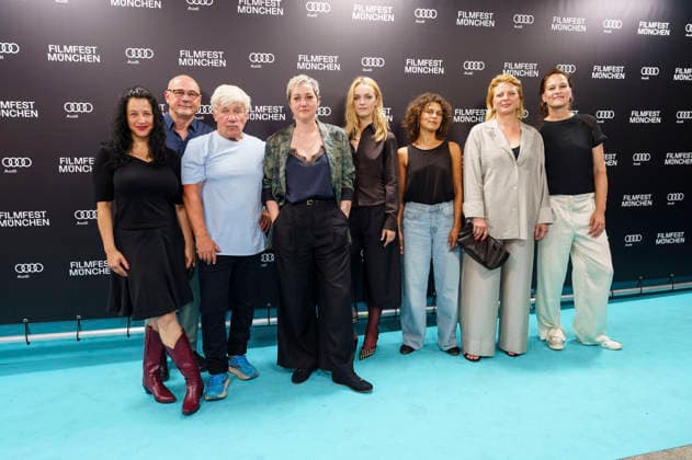 Gast, Thomas Dehler, Jörg Schüttauf, Esther Rauch, Lucy Gartner, Naemi Florez, Jördis Triebel und Katharina Rietz bei der Premiere des ZDF-Films Neues Land auf dem 43. Filmfest München 2026 im Gloria Palast. München, 29.06.2026 *** Guest, Thomas Dehler, Jörg Schüttauf, Esther Rauch, Lucy Gartner, Naemi Florez, Jördis Triebel, and Katharina Rietz at the premiere of the ZDF film *Neues Land* at the 43rd Munich Film Festival 2026 at the Gloria Palast in Munich, June 29, 2026 Foto:xN.xKolinzx xFuturexImagex land_6601