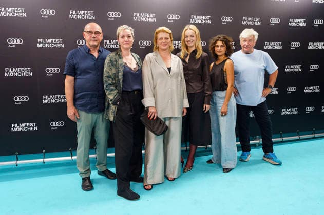Thomas Dehler, Esther Rauch, Jördis Triebel, Lucy Gartner, Naemi Florez und Jörg Schüttauf bei der Premiere des ZDF-Films Neues Land auf dem 43. Filmfest München 2026 im Gloria Palast. München, 29.06.2026 *** Thomas Dehler, Esther Rauch, Jördis Triebel, Lucy Gartner, Naemi Florez, and Jörg Schüttauf at the premiere of the ZDF film *Neues Land* at the 43rd Munich Film Festival 2026 at the Gloria Palast in Munich, June 29, 2026 Foto:xN.xKolinzx xFuturexImagex land_6603