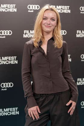 Lucy Gartner bei der Premiere des ZDF-Films Neues Land auf dem 43. Filmfest München 2026 im Gloria Palast. München, 29.06.2026 *** Lucy Gartner at the premiere of the ZDF film *Neues Land* at the 43rd Munich Film Festival in 2026 at the Gloria Palast in Munich, June 29, 2026 Foto:xN.xKolinzx xFuturexImagex land_6622
