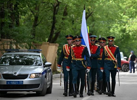 Russia Former Defence Minister Ivanov Death 9197754 30.06.2026 Honour guards carry the Russian national flag outside the Central Clinical Hospital, where a farewell ceremony is being held for former Russian DefenÑe Minister Sergei Ivanov, who died at the age of 73 on June 26, ahead of his funeral in Moscow, Russia. Yuri Kochetkov Sputnik Moscow Russia  Copyright: xYurixKochetkovx
