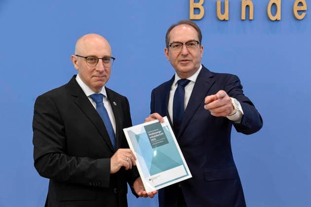 News Themen der Woche KW27 ABB BPK- Sinan Selen, Praesident des Bundesamtes für Verfassungsschutz (BfV) Alexander Dobrindt CDU Politiker Bundesminister des Innern bei der Veroeffentlichung des Berichts Vorstellung des Verfassungsschutzberichtes 2025 auf der BPK Bundespressekonferenz am 30.06.2026 in Berlin Berlin Deutschland *** ABB BPK Sinan Selen, President of the Federal Office for the Protection of the Constitution (BfV) Alexander Dobrindt, CDU politician and Federal Minister of the Interior, at the release of the report: Presentation of the 2025 Report on the Protection of the Constitution at the Federal Press Conference (BPK) on June 30, 2026, in Berlin, Germany