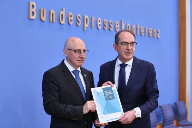 Berlin, Deutschland, 30.06.2026: Bundespressekonferenz: Vorstellung des Verfassungsschutzberichtes 2025: Sinan Selen, Präsident des Bundesamtes für Verfassungsschutz (BfV), und Bundesminister des Innern Alexander Dobrindt (CSU) *** Berlin, Germany, June 30, 2026 Federal Press Conference: Presentation of the 2025 Report on the Protection of the Constitution Sinan Selen, President of the Federal Office for the Protection of the Constitution (BfV), and Federal Minister of the Interior Alexander Dobrindt (CSU) Copyright: xdtsxNachrichtenagenturx dts_125733