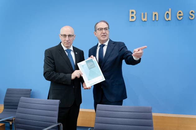 BPK, Vorstellung Verfassungsschutzbericht 2025 Berlin, BPK, Vorstellung Verfassungsschutzbericht 2025, Alexander Dobrindt, Bundesinnenminister, Bundespressekonferenz, Sinan Selen, Präsident des Bundesamtes für Verfassungsschutz Berlin Berlin GER *** BPK, Presentation of the 2025 Report on the Protection of the Constitution, Berlin; BPK, Presentation of the 2025 Report on the Protection of the Constitution; Alexander Dobrindt, Federal Minister of the Interior; Federal Press Conference; Sinan Selen, President of the Federal Office for the Protection of the Constitution, Berlin, Berlin, GER