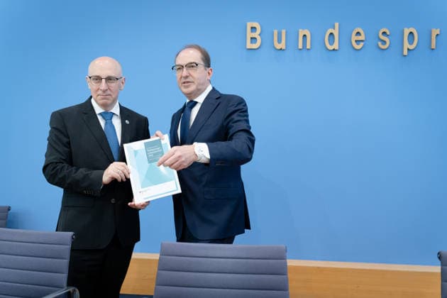 BPK, Vorstellung Verfassungsschutzbericht 2025 Berlin, BPK, Vorstellung Verfassungsschutzbericht 2025, Alexander Dobrindt, Bundesinnenminister, Bundespressekonferenz, Sinan Selen, Präsident des Bundesamtes für Verfassungsschutz Berlin Berlin GER *** BPK, Presentation of the 2025 Report on the Protection of the Constitution, Berlin; BPK, Presentation of the 2025 Report on the Protection of the Constitution; Alexander Dobrindt, Federal Minister of the Interior; Federal Press Conference; Sinan Selen, President of the Federal Office for the Protection of the Constitution, Berlin, Berlin, GER