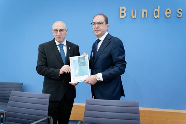 BPK, Vorstellung Verfassungsschutzbericht 2025 Berlin, BPK, Vorstellung Verfassungsschutzbericht 2025, Alexander Dobrindt, Bundesinnenminister, Bundespressekonferenz, Sinan Selen, Präsident des Bundesamtes für Verfassungsschutz Berlin Berlin GER *** BPK, Presentation of the 2025 Report on the Protection of the Constitution, Berlin; BPK, Presentation of the 2025 Report on the Protection of the Constitution; Alexander Dobrindt, Federal Minister of the Interior; Federal Press Conference; Sinan Selen, President of the Federal Office for the Protection of the Constitution, Berlin, Berlin, GER