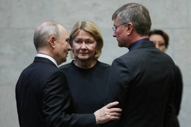 Russia Former Defence Minister Ivanov Death 9197762 30.06.2026 Russian President Vladimir Putin talks to widow of former Russian DefenÑe Minister Sergei Ivanov, who died at the age of 73 on June 26, Irina and son Sergei during a farewell ceremony before Ivanov s funeral at the Central Clinical Hospital in Moscow, Russia. Gavriil Grigorov Sputnik Moscow Russia  Copyright: xGavriilxGrigorovx