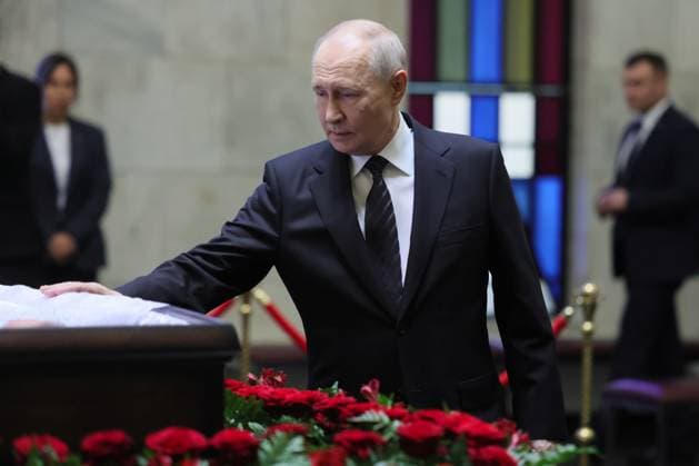Russia Former Defence Minister Ivanov Death 9197812 30.06.2026 Russian President Vladimir Putin pays his respects next to the coffin of former Russian DefenÑe Minister Sergei Ivanov, who died at the age of 73 on June 26, during a farewell ceremony at the Central Clinical Hospital ahead of his funeral in Moscow, Russia. Mikhail Metzel Sputnik Moscow Russia  Copyright: xMikhailxMetzelx