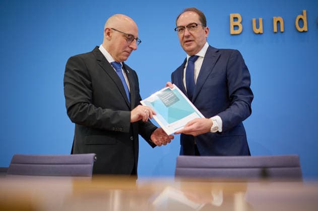 Vorstellung des Verfassungsschutzberichtes 2025 in der Bundespressekonferenz in Berlin mit Bundesminister des Innern Alexander Dobrindt (CSU, rechts im Bild) und Sinan Selen, Praesident des Bundesamtes fuer Verfassungsschutz (BfV, links) (Foto vom 30.06.2026). Die Zahl der Rechtsextremisten ist nach der Einschaetzung des Verfassungsschutzes weiter gestiegen. Wie aus dem am Dienstag in Berlin veroeffentlichten Bericht fuer das vergangene Jahr hervorgeht, wird ihr ein Potenzial von rund 58.700 Anhaengern zugerechnet. (Siehe epd-Meldung vom 30.06.2026) EDITORIAL USE ONLY *** Presentation of the 2025 Report on the Protection of the Constitution at the Federal Press Conference in Berlin with Federal Minister of the Interior Alexander Dobrindt (C Copyright: epd-bild ChristianxDitsch D26D0630Verfassungsschutzbericht2025-100603