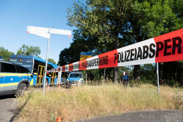 Bruder erschlagen 18-Jähriger nach Schuss in Kleingarten festgenommen zweiter Verletzter gefunden Am 30.06.2026 wurde ein 18-jähriger Mann aus Kassel gegen 8:30 Uhr in einer Kleingartenanlage im Stadtteil Waldau festgenommen. Er steht im Verdacht, seinen 21-jährigen Bruder in einer Wohnung in Waldau durch stumpfe Gewalt getötet zu haben eine Obduktion bestätigte Fremdverschulden. In der Nacht zum 30.06.2026 schoss der Tatverdächtige zudem in einer Gartenlaube auf einen 19-jährigen Mann, der das Gelände verlassen konnte und das Krankenhaus bereits wieder verlassen hat. Nach der Festnahme wurde ein weiterer verletzter Mann in einer Gartenlaube auf dem Gelände aufgefunden; Lebensgefahr bestand nach bisherigen Informationen