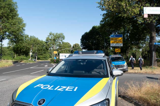 Bruder erschlagen 18-Jähriger nach Schuss in Kleingarten festgenommen zweiter Verletzter gefunden Am 30.06.2026 wurde ein 18-jähriger Mann aus Kassel gegen 8:30 Uhr in einer Kleingartenanlage im Stadtteil Waldau festgenommen. Er steht im Verdacht, seinen 21-jährigen Bruder in einer Wohnung in Waldau durch stumpfe Gewalt getötet zu haben eine Obduktion bestätigte Fremdverschulden. In der Nacht zum 30.06.2026 schoss der Tatverdächtige zudem in einer Gartenlaube auf einen 19-jährigen Mann, der das Gelände verlassen konnte und das Krankenhaus bereits wieder verlassen hat. Nach der Festnahme wurde ein weiterer verletzter Mann in einer Gartenlaube auf dem Gelände aufgefunden; Lebensgefahr bestand nach bisherigen Informationen