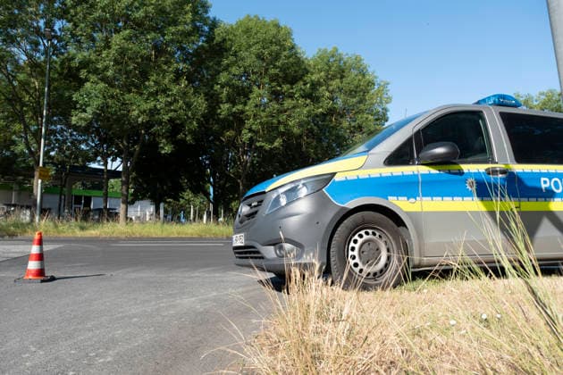 Bruder erschlagen 18-Jähriger nach Schuss in Kleingarten festgenommen zweiter Verletzter gefunden Am 30.06.2026 wurde ein 18-jähriger Mann aus Kassel gegen 8:30 Uhr in einer Kleingartenanlage im Stadtteil Waldau festgenommen. Er steht im Verdacht, seinen 21-jährigen Bruder in einer Wohnung in Waldau durch stumpfe Gewalt getötet zu haben eine Obduktion bestätigte Fremdverschulden. In der Nacht zum 30.06.2026 schoss der Tatverdächtige zudem in einer Gartenlaube auf einen 19-jährigen Mann, der das Gelände verlassen konnte und das Krankenhaus bereits wieder verlassen hat. Nach der Festnahme wurde ein weiterer verletzter Mann in einer Gartenlaube auf dem Gelände aufgefunden; Lebensgefahr bestand nach bisherigen Informationen