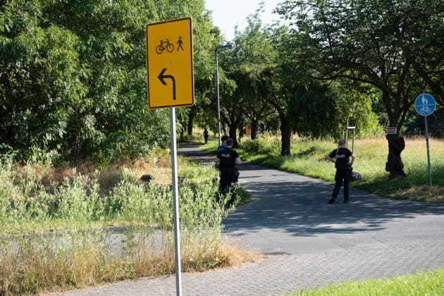 Bruder erschlagen 18-Jähriger nach Schuss in Kleingarten festgenommen zweiter Verletzter gefunden Am 30.06.2026 wurde ein 18-jähriger Mann aus Kassel gegen 8:30 Uhr in einer Kleingartenanlage im Stadtteil Waldau festgenommen. Er steht im Verdacht, seinen 21-jährigen Bruder in einer Wohnung in Waldau durch stumpfe Gewalt getötet zu haben eine Obduktion bestätigte Fremdverschulden. In der Nacht zum 30.06.2026 schoss der Tatverdächtige zudem in einer Gartenlaube auf einen 19-jährigen Mann, der das Gelände verlassen konnte und das Krankenhaus bereits wieder verlassen hat. Nach der Festnahme wurde ein weiterer verletzter Mann in einer Gartenlaube auf dem Gelände aufgefunden; Lebensgefahr bestand nach bisherigen Informationen