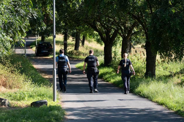 Bruder erschlagen 18-Jähriger nach Schuss in Kleingarten festgenommen zweiter Verletzter gefunden Am 30.06.2026 wurde ein 18-jähriger Mann aus Kassel gegen 8:30 Uhr in einer Kleingartenanlage im Stadtteil Waldau festgenommen. Er steht im Verdacht, seinen 21-jährigen Bruder in einer Wohnung in Waldau durch stumpfe Gewalt getötet zu haben eine Obduktion bestätigte Fremdverschulden. In der Nacht zum 30.06.2026 schoss der Tatverdächtige zudem in einer Gartenlaube auf einen 19-jährigen Mann, der das Gelände verlassen konnte und das Krankenhaus bereits wieder verlassen hat. Nach der Festnahme wurde ein weiterer verletzter Mann in einer Gartenlaube auf dem Gelände aufgefunden; Lebensgefahr bestand nach bisherigen Informationen