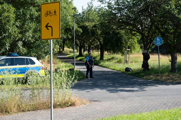 Bruder erschlagen 18-Jähriger nach Schuss in Kleingarten festgenommen zweiter Verletzter gefunden Am 30.06.2026 wurde ein 18-jähriger Mann aus Kassel gegen 8:30 Uhr in einer Kleingartenanlage im Stadtteil Waldau festgenommen. Er steht im Verdacht, seinen 21-jährigen Bruder in einer Wohnung in Waldau durch stumpfe Gewalt getötet zu haben eine Obduktion bestätigte Fremdverschulden. In der Nacht zum 30.06.2026 schoss der Tatverdächtige zudem in einer Gartenlaube auf einen 19-jährigen Mann, der das Gelände verlassen konnte und das Krankenhaus bereits wieder verlassen hat. Nach der Festnahme wurde ein weiterer verletzter Mann in einer Gartenlaube auf dem Gelände aufgefunden; Lebensgefahr bestand nach bisherigen Informationen