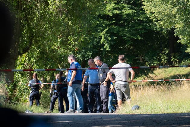 Bruder erschlagen 18-Jähriger nach Schuss in Kleingarten festgenommen zweiter Verletzter gefunden Am 30.06.2026 wurde ein 18-jähriger Mann aus Kassel gegen 8:30 Uhr in einer Kleingartenanlage im Stadtteil Waldau festgenommen. Er steht im Verdacht, seinen 21-jährigen Bruder in einer Wohnung in Waldau durch stumpfe Gewalt getötet zu haben eine Obduktion bestätigte Fremdverschulden. In der Nacht zum 30.06.2026 schoss der Tatverdächtige zudem in einer Gartenlaube auf einen 19-jährigen Mann, der das Gelände verlassen konnte und das Krankenhaus bereits wieder verlassen hat. Nach der Festnahme wurde ein weiterer verletzter Mann in einer Gartenlaube auf dem Gelände aufgefunden; Lebensgefahr bestand nach bisherigen Informationen