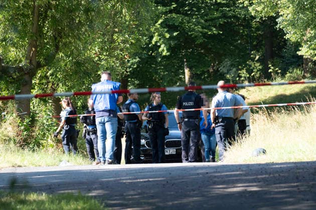 Bruder erschlagen 18-Jähriger nach Schuss in Kleingarten festgenommen zweiter Verletzter gefunden Am 30.06.2026 wurde ein 18-jähriger Mann aus Kassel gegen 8:30 Uhr in einer Kleingartenanlage im Stadtteil Waldau festgenommen. Er steht im Verdacht, seinen 21-jährigen Bruder in einer Wohnung in Waldau durch stumpfe Gewalt getötet zu haben eine Obduktion bestätigte Fremdverschulden. In der Nacht zum 30.06.2026 schoss der Tatverdächtige zudem in einer Gartenlaube auf einen 19-jährigen Mann, der das Gelände verlassen konnte und das Krankenhaus bereits wieder verlassen hat. Nach der Festnahme wurde ein weiterer verletzter Mann in einer Gartenlaube auf dem Gelände aufgefunden; Lebensgefahr bestand nach bisherigen Informationen