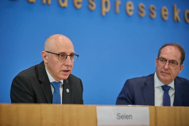 Vorstellung des Verfassungsschutzberichtes 2025 in der Bundespressekonferenz in Berlin mit Bundesminister des Innern Alexander Dobrindt (CSU, rechts im Bild) und Sinan Selen, Praesident des Bundesamtes fuer Verfassungsschutz (BfV, links) (Foto vom 30.06.2026). Die Zahl der Rechtsextremisten ist nach der Einschaetzung des Verfassungsschutzes weiter gestiegen. Wie aus dem am Dienstag in Berlin veroeffentlichten Bericht fuer das vergangene Jahr hervorgeht, wird ihr ein Potenzial von rund 58.700 Anhaengern zugerechnet. (Siehe epd-Meldung vom 30.06.2026) EDITORIAL USE ONLY *** Presentation of the 2025 Report on the Protection of the Constitution at the Federal Press Conference in Berlin with Federal Minister of the Interior Alexander Dobrindt (C Copyright: epd-bild ChristianxDitsch D26D0630Verfassungsschutzbericht2025-102845