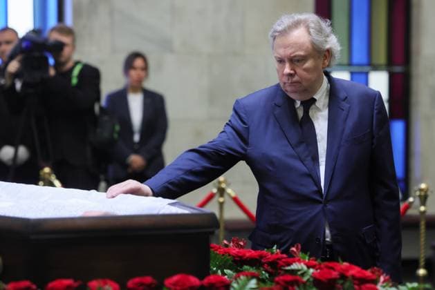 Russia Former Defence Minister Ivanov Death 9197825 30.06.2026 Deputy Chief of Staff of the Russian Presidential Executive Office Vladimir Ostrovenko pays his respects next to the coffin of former Russian DefenÑe Minister Sergei Ivanov, who died at the age of 73 on June 26, during a farewell ceremony at the Central Clinical Hospital before his funeral in Moscow, Russia. Mikhail Metzel Sputnik Moscow Russia  Copyright: xMikhailxMetzelx