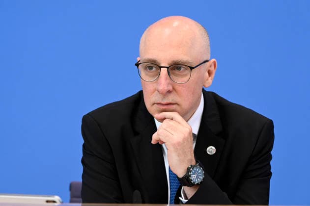 ABB BPK- Sinan Selen, Praesident des Bundesamtes für Verfassungsschutz (BfV) bei der Veroeffentlichung des Berichts Vorstellung des Verfassungsschutzberichtes 2025 auf der BPK Bundespressekonferenz am 30.06.2026 in Berlin Berlin Deutschland *** ABB BPK Sinan Selen, President of the Federal Office for the Protection of the Constitution (BfV), at the release of the report: Presentation of the 2025 Report on the Protection of the Constitution at the BPK Federal Press Conference on June 30, 2026, in Berlin, Germany