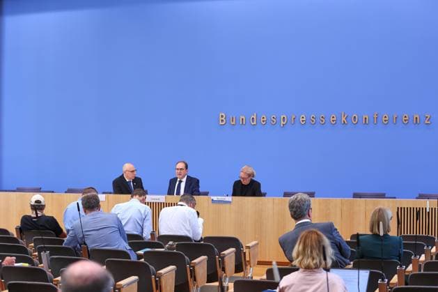 Berlin, Deutschland, 30.06.2026: Bundespressekonferenz: Vorstellung des Verfassungsschutzberichtes 2025: Sinan Selen, Präsident des Bundesamtes für Verfassungsschutz (BfV), Bundesminister des Innern Alexander Dobrindt (CSU), Corinna Bushow (BPK) *** Berlin, Germany, June 30, 2026 Federal Press Conference: Presentation of the 2025 Report on the Protection of the Constitution Sinan Selen, President of the Federal Office for the Protection of the Constitution (BfV); Alexander Dobrindt (CSU), Federal Minister of the Interior; Corinna Bushow (BPK) Copyright: xdtsxNachrichtenagenturx dts_125725