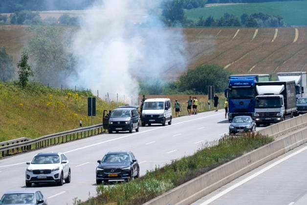 Heldenhafter Einsatz mehrere Polizeibeamten auf der A 8 bei Odelzhausen. Nachdem an einem LKW ein Reifen platzte, geriet die Böschung in Brand und auch der LKW fing Feuer. Mit zahlreichen Feuerlöschern konnten mehrere Beamte in Zivil, angehende Bereitschaftspolizisten den Brand eindämmen, am LKW sogar löschen. Zeitgleich sicherten sie die Einsatzstelle ab. Die Feuerwehr führte nur noch Restlöscharbeiten durch. Die Beamten verhinderten somit ein Vollbrand des LKW, einen größeren Böschungsbrand und somit eine Vollsperrung der A 8 in Richtung Stuttgart. Odelzhausen, A8 Bayern Deutschland *** Heroic Efforts by Several Police Officers on the A 8 Near Odelzhausen After a tire on a truck burst, the embankment caught fire and the truck it