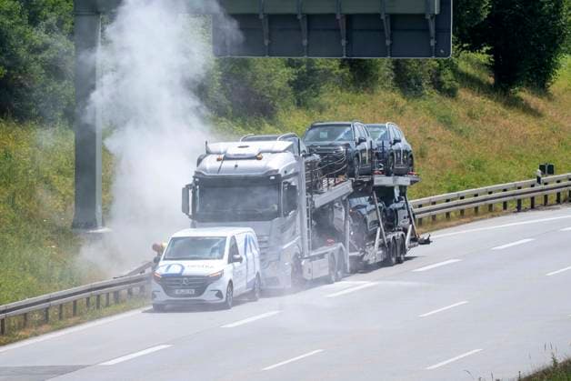 Heldenhafter Einsatz mehrere Polizeibeamten auf der A 8 bei Odelzhausen. Nachdem an einem LKW ein Reifen platzte, geriet die Böschung in Brand und auch der LKW fing Feuer. Mit zahlreichen Feuerlöschern konnten mehrere Beamte in Zivil, angehende Bereitschaftspolizisten den Brand eindämmen, am LKW sogar löschen. Zeitgleich sicherten sie die Einsatzstelle ab. Die Feuerwehr führte nur noch Restlöscharbeiten durch. Die Beamten verhinderten somit ein Vollbrand des LKW, einen größeren Böschungsbrand und somit eine Vollsperrung der A 8 in Richtung Stuttgart. Odelzhausen, A8 Bayern Deutschland *** Heroic Efforts by Several Police Officers on the A 8 Near Odelzhausen After a tire on a truck burst, the embankment caught fire and the truck it