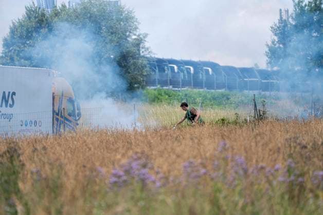 Heldenhafter Einsatz mehrere Polizeibeamten auf der A 8 bei Odelzhausen. Nachdem an einem LKW ein Reifen platzte, geriet die Böschung in Brand und auch der LKW fing Feuer. Mit zahlreichen Feuerlöschern konnten mehrere Beamte in Zivil, angehende Bereitschaftspolizisten den Brand eindämmen, am LKW sogar löschen. Zeitgleich sicherten sie die Einsatzstelle ab. Die Feuerwehr führte nur noch Restlöscharbeiten durch. Die Beamten verhinderten somit ein Vollbrand des LKW, einen größeren Böschungsbrand und somit eine Vollsperrung der A 8 in Richtung Stuttgart. Odelzhausen, A8 Bayern Deutschland *** Heroic Efforts by Several Police Officers on the A 8 Near Odelzhausen After a tire on a truck burst, the embankment caught fire and the truck it