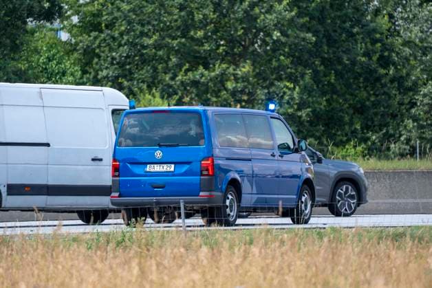 Heldenhafter Einsatz mehrere Polizeibeamten auf der A 8 bei Odelzhausen. Nachdem an einem LKW ein Reifen platzte, geriet die Böschung in Brand und auch der LKW fing Feuer. Mit zahlreichen Feuerlöschern konnten mehrere Beamte in Zivil, angehende Bereitschaftspolizisten den Brand eindämmen, am LKW sogar löschen. Zeitgleich sicherten sie die Einsatzstelle ab. Die Feuerwehr führte nur noch Restlöscharbeiten durch. Die Beamten verhinderten somit ein Vollbrand des LKW, einen größeren Böschungsbrand und somit eine Vollsperrung der A 8 in Richtung Stuttgart. Odelzhausen, A8 Bayern Deutschland *** Heroic Efforts by Several Police Officers on the A 8 Near Odelzhausen After a tire on a truck burst, the embankment caught fire and the truck it