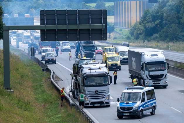 Heldenhafter Einsatz mehrere Polizeibeamten auf der A 8 bei Odelzhausen. Nachdem an einem LKW ein Reifen platzte, geriet die Böschung in Brand und auch der LKW fing Feuer. Mit zahlreichen Feuerlöschern konnten mehrere Beamte in Zivil, angehende Bereitschaftspolizisten den Brand eindämmen, am LKW sogar löschen. Zeitgleich sicherten sie die Einsatzstelle ab. Die Feuerwehr führte nur noch Restlöscharbeiten durch. Die Beamten verhinderten somit ein Vollbrand des LKW, einen größeren Böschungsbrand und somit eine Vollsperrung der A 8 in Richtung Stuttgart. Odelzhausen, A8 Bayern Deutschland *** Heroic Efforts by Several Police Officers on the A 8 Near Odelzhausen After a tire on a truck burst, the embankment caught fire and the truck it