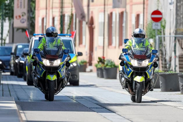 Polizei Eskorte des Bundespräsidenten Frank-Walter Steinmeier , Deutschland, Bundespräsident Frank-Walter Steinmeier, Format Ortszeit Deutschland, Fußgängerzone Lörrach, 30.06.2026, Lörrach Innenstadt Baden-Württemberg Deutschland *** Police escort for Federal President Frank Walter Steinmeier, Germany; Federal President Frank Walter Steinmeier; Local time in Germany; Lörrach pedestrian zone; June 30, 2026; Lörrach city center, Baden-Württemberg, Germany Copyright: xGrantxHubbsx