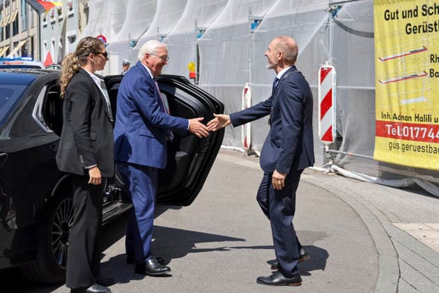 Bundespräsident Frank-Walter Steinmeier bei der Ankunft in der Fußgängerzone Lörrach und wird begrüßt durch Oberbürgermeister Jörg Lutz , Deutschland, Bundespräsident Frank-Walter Steinmeier, Format Ortszeit Deutschland, Fußgängerzone Lörrach, 30.06.2026, Lörrach Innenstadt Baden-Württemberg Deutschland *** Federal President Frank Walter Steinmeier upon arrival in the Lörrach pedestrian zone, where he is greeted by Mayor Jörg Lutz, Germany; Federal President Frank Walter Steinmeier; Format: Local Time, Germany; Lörrach Pedestrian Zone; June 30, 2026; Lörrach City Center, Baden-Württemberg, Germany Copyright: xGrantxHubbsx