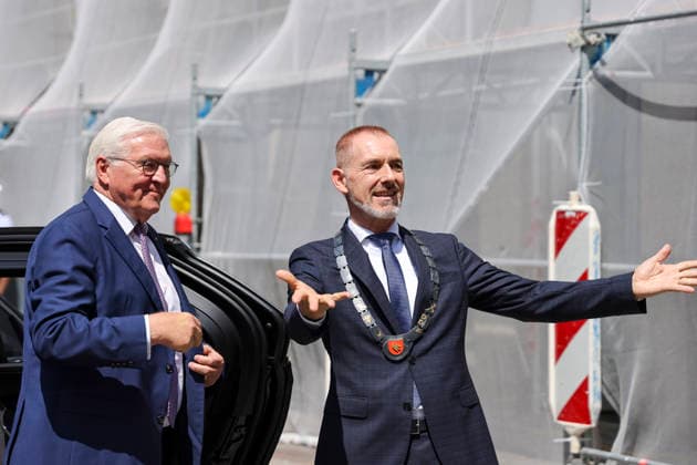 Bundespräsident Frank-Walter Steinmeier bei der Ankunft in der Fußgängerzone Lörrach und wird begrüßt durch Oberbürgermeister Jörg Lutz , Deutschland, Bundespräsident Frank-Walter Steinmeier, Format Ortszeit Deutschland, Fußgängerzone Lörrach, 30.06.2026, Lörrach Innenstadt Baden-Württemberg Deutschland *** Federal President Frank Walter Steinmeier upon arrival in the Lörrach pedestrian zone, where he is greeted by Mayor Jörg Lutz, Germany; Federal President Frank Walter Steinmeier; Format: Local Time, Germany; Lörrach Pedestrian Zone; June 30, 2026; Lörrach City Center, Baden-Württemberg, Germany Copyright: xGrantxHubbsx