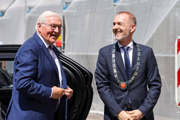 Bundespräsident Frank-Walter Steinmeier bei der Ankunft in der Fußgängerzone Lörrach und wird begrüßt durch Oberbürgermeister Jörg Lutz , Deutschland, Bundespräsident Frank-Walter Steinmeier, Format Ortszeit Deutschland, Fußgängerzone Lörrach, 30.06.2026, Lörrach Innenstadt Baden-Württemberg Deutschland *** Federal President Frank Walter Steinmeier upon arrival in the Lörrach pedestrian zone, where he is greeted by Mayor Jörg Lutz, Germany; Federal President Frank Walter Steinmeier; Format: Local Time, Germany; Lörrach Pedestrian Zone; June 30, 2026; Lörrach City Center, Baden-Württemberg, Germany Copyright: xGrantxHubbsx