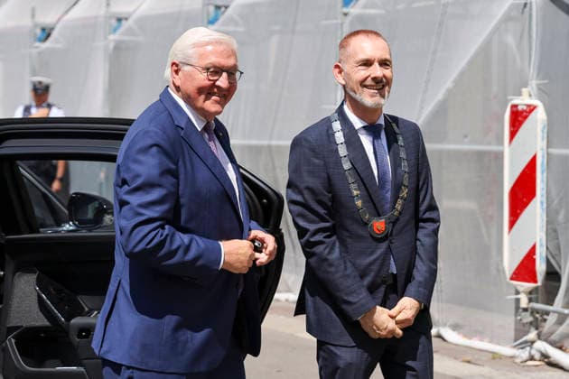 Bundespräsident Frank-Walter Steinmeier bei der Ankunft in der Fußgängerzone Lörrach und wird begrüßt durch Oberbürgermeister Jörg Lutz , Deutschland, Bundespräsident Frank-Walter Steinmeier, Format Ortszeit Deutschland, Fußgängerzone Lörrach, 30.06.2026, Lörrach Innenstadt Baden-Württemberg Deutschland *** Federal President Frank Walter Steinmeier upon arrival in the Lörrach pedestrian zone, where he is greeted by Mayor Jörg Lutz, Germany; Federal President Frank Walter Steinmeier; Format: Local Time, Germany; Lörrach Pedestrian Zone; June 30, 2026; Lörrach City Center, Baden-Württemberg, Germany Copyright: xGrantxHubbsx
