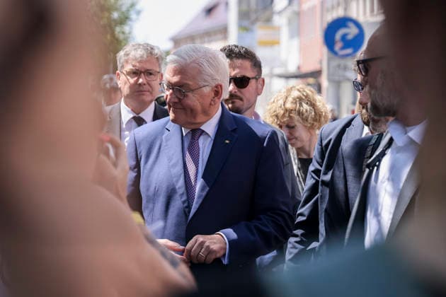 Bundespräsident Frank-Walter Steinmeier in der Fußgängerzone mit Pasanten im Dialog, im Gespräch, Volksnah, , Deutschland, Bundespräsident Frank-Walter Steinmeier, Format Ortszeit Deutschland, Fußgängerzone Lörrach, 30.06.2026, Lörrach Innenstadt Baden-Württemberg Deutschland *** Federal President Frank Walter Steinmeier in the pedestrian zone, engaging with passersby, chatting with them, connecting with the people, , Germany, Federal President Frank Walter Steinmeier, Local Time Germany format, Lörrach pedestrian zone, June 30, 2026, Lörrach city center, Baden-Württemberg, Germany Copyright: xGrantxHubbsx