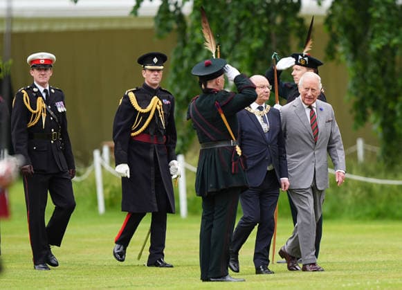 King visits Scotland for Holyrood Week King Charles III (right) arrives for the Ceremony of the Keys in the gardens of the Palace of Holyroodhouse in Edinburgh, as part of the King s visit to Scotland for Holyrood Week. Picture date: Tuesday June 30, 2026., Credit:Aaron Chown PA ROTA - B68 Avalon UK, Edinburgh  Copyright: xAaronxChownx xPAxROTAx-xB68x xAvalonx 1113543629