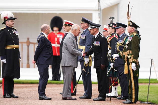King visits Scotland for Holyrood Week King Charles III (centre) arrives for the Ceremony of the Keys in the gardens of the Palace of Holyroodhouse in Edinburgh, as part of the King s visit to Scotland for Holyrood Week. Picture date: Tuesday June 30, 2026., Credit:Aaron Chown PA ROTA - B68 Avalon UK, Edinburgh  Copyright: xAaronxChownx xPAxROTAx-xB68x xAvalonx 1113543653
