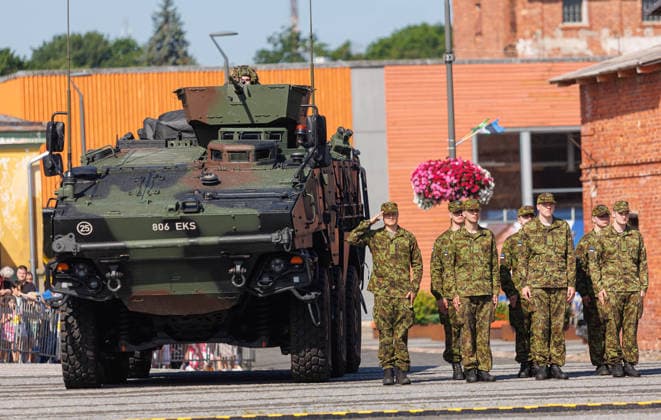 News Themen der Woche KW27 Valga, 30.06.2026. The 1 German Netherlands Corps (1GNC) officially assume tactical command of the Estonian and Latvian land forces from Multinational Corps Northeast. The ceremony was held on Valga Central Square. The ceremony was attended by Estonian Minister of Defence Hanno Pevkur, German Minister of Defence Boris Pistorius, Dutch Minister of Defence Dilan YeÅüilgöz, Latvian Minister of Defence Raivis Melnis, as well as senior military leaders from NATO and member states. Photo Arvo Meeks, Louna-Eesti Postimees Valga Valgamaa Estonia 2MA30juuni2026A019  Copyright: xArvoxMeeksx Group of soldiers in formation next to an armored vehicle