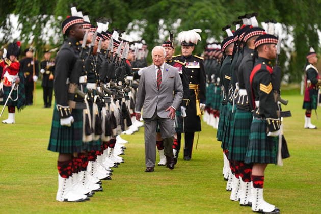 King visits Scotland for Holyrood Week King Charles III inspects the guard of honour, Balaklava Company, 5th Battalion, the Royal Regiment of Scotland during the Ceremony of the Keys in the gardens of the Palace of Holyroodhouse in Edinburgh, as part of the King s visit to Scotland for Holyrood Week. Picture date: Tuesday June 30, 2026., Credit:Aaron Chown PA ROTA - B68 Avalon UK, Edinburgh  Copyright: xAaronxChownx xPAxROTAx-xB68x xAvalonx 1113543712