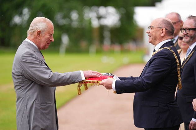 King visits Scotland for Holyrood Week The Lord Provost of Edinburgh Robert Aldridge (right) presents the keys to the City of Edinburgh to King Charles III during the Ceremony of the Keys in the gardens of the Palace of Holyroodhouse in Edinburgh, as part of the King s visit to Scotland for Holyrood Week. Picture date: Tuesday June 30, 2026., Credit:Aaron Chown PA ROTA - B68 Avalon UK, Edinburgh  Copyright: xAaronxChownx xPAxROTAx-xB68x xAvalonx 1113543737