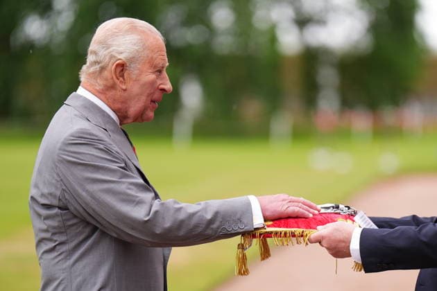 King visits Scotland for Holyrood Week The Lord Provost of Edinburgh Robert Aldridge (right) presents the keys to the City of Edinburgh to King Charles III during the Ceremony of the Keys in the gardens of the Palace of Holyroodhouse in Edinburgh, as part of the King s visit to Scotland for Holyrood Week. Picture date: Tuesday June 30, 2026., Credit:Aaron Chown PA ROTA - B68 Avalon UK, Edinburgh  Copyright: xAaronxChownx xPAxROTAx-xB68x xAvalonx 1113543789