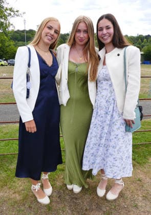 Henley Royal Regatta Fashion Day 1 People arrive in their finery in the sunshine on the first day of the event. The 2026 Henley Royal Regatta takes place from Tuesday 30th June to Sunday 5th July 2026. This historic, six-day head-to-head knockout rowing competition is held on the River Thames in Henley on Thames. It stands as the absolute pinnacle of the international and British summer military, student, and club rowing calendars., Credit:Geoffrey Swaine Geoff Swaine - B4563 Avalon UK, Oxfordshire, Henley on Thames  Copyright: xGeoffreyxSwainex xGeoffxSwainex-xB4563x xAvalonx 1113528551