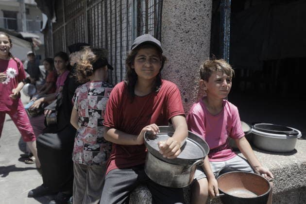Hot meals distributed to Palestinians in Gaza GAZA CITY, GAZA, PALESTINE - JUNE 30: Hot meals are being distributed at a school sheltering Palestinians in the Rimal neighborhood, west of Gaza City, Gaza, Palestine, on June 30, 2026. Food shortages continue in the Gaza Strip due to Israel’s blockade and restrictions on the entry of humanitarian aid. Large crowds, including many children, gathered at the distribution point to receive hot meals. Ahmed Jihad Ibrahim Al-arini Anadolu Gaza City Gaza. Editorial use only. Please get in touch for any other usage.  Copyright: x2026xAnadoluxAhmedxJihadxIbrahimxAl-arinix