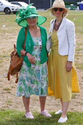 Henley Royal Regatta Fashion Day 1 People arrive in their finery in the sunshine on the first day of the event. The 2026 Henley Royal Regatta takes place from Tuesday 30th June to Sunday 5th July 2026. This historic, six-day head-to-head knockout rowing competition is held on the River Thames in Henley on Thames. It stands as the absolute pinnacle of the international and British summer military, student, and club rowing calendars., Credit:Geoffrey Swaine Geoff Swaine - B4563 Avalon UK, Oxfordshire, Henley on Thames  Copyright: xGeoffreyxSwainex xGeoffxSwainex-xB4563x xAvalonx 1113528918