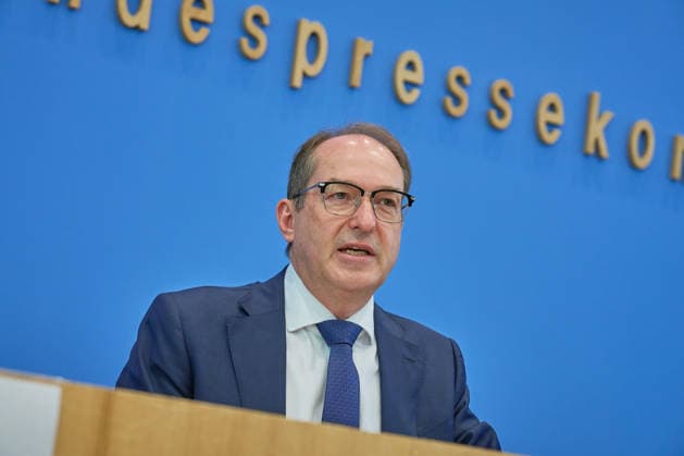 Bundesminister des Innern Alexander Dobrindt (CSU) waehrend der Vorstellung des Verfassungsschutzberichtes 2025 in der Bundespressekonferenz in Berlin (Foto vom 30.06.2026). EDITORIAL USE ONLY *** Federal Minister of the Interior Alexander Dobrindt (CSU) during the presentation of the 2025 Report on the Protection of the Constitution at the Federal Press Conference in Berlin. Photo taken on June 30, 2026. EDITORIAL USE ONLY Copyright: epd-bild ChristianxDitsch D26D0630Verfassungsschutzbericht2025-101040