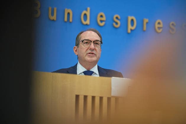 Bundesminister des Innern Alexander Dobrindt (CSU) waehrend der Vorstellung des Verfassungsschutzberichtes 2025 in der Bundespressekonferenz in Berlin (Foto vom 30.06.2026). EDITORIAL USE ONLY *** Federal Minister of the Interior Alexander Dobrindt (CSU) during the presentation of the 2025 Report on the Protection of the Constitution at the Federal Press Conference in Berlin. Photo taken on June 30, 2026. EDITORIAL USE ONLY Copyright: epd-bild ChristianxDitsch D26D0630Verfassungsschutzbericht2025-101621