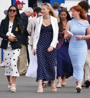 Henley Royal Regatta Fashion Day 1 People arrive in their finery in the sunshine on the first day of the event. The 2026 Henley Royal Regatta takes place from Tuesday 30th June to Sunday 5th July 2026. This historic, six-day head-to-head knockout rowing competition is held on the River Thames in Henley on Thames. It stands as the absolute pinnacle of the international and British summer military, student, and club rowing calendars., Credit:Geoffrey Swaine Geoff Swaine - B4563 Avalon UK, Oxfordshire, Henley on Thames  Copyright: xGeoffreyxSwainex xGeoffxSwainex-xB4563x xAvalonx 1113528667