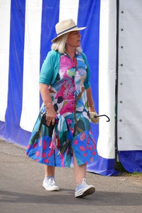 Henley Royal Regatta Fashion Day 1 People arrive in their finery in the sunshine on the first day of the event. The 2026 Henley Royal Regatta takes place from Tuesday 30th June to Sunday 5th July 2026. This historic, six-day head-to-head knockout rowing competition is held on the River Thames in Henley on Thames. It stands as the absolute pinnacle of the international and British summer military, student, and club rowing calendars., Credit:Geoffrey Swaine Geoff Swaine - B4563 Avalon UK, Oxfordshire, Henley on Thames  Copyright: xGeoffreyxSwainex xGeoffxSwainex-xB4563x xAvalonx 1113528690